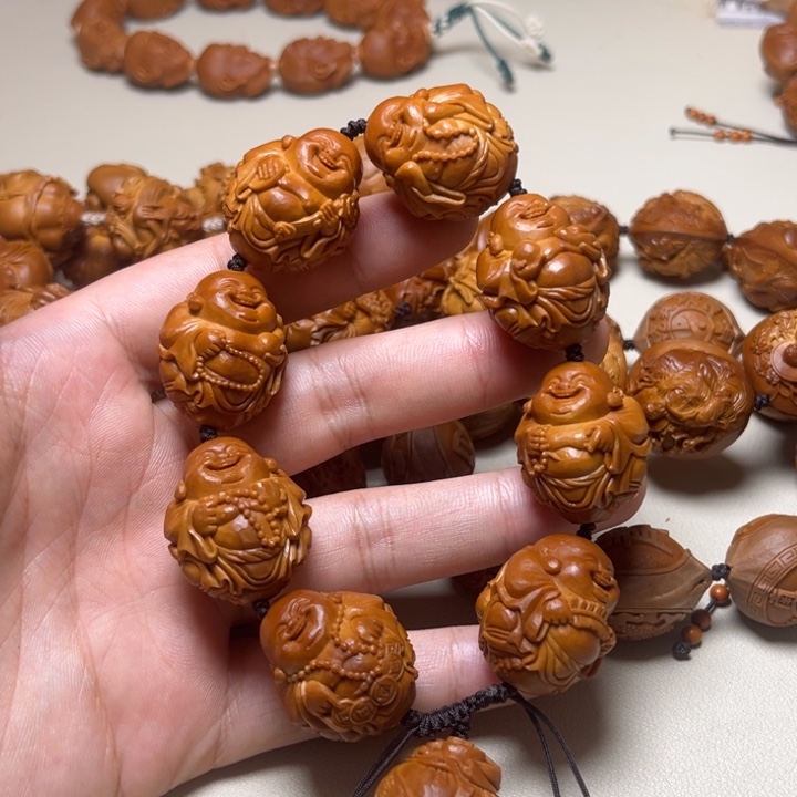 8***.手串橄榄核整身弥勒