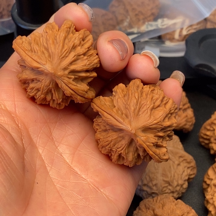 梦***丞文玩核桃吊坠麦穗虎头