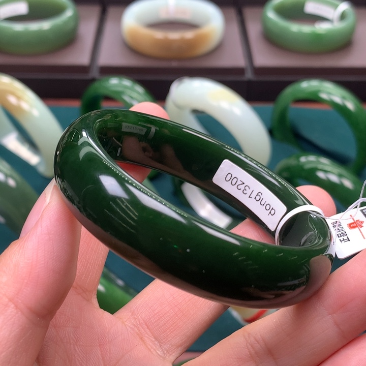 未镶嵌手镯和田玉（碧玉）