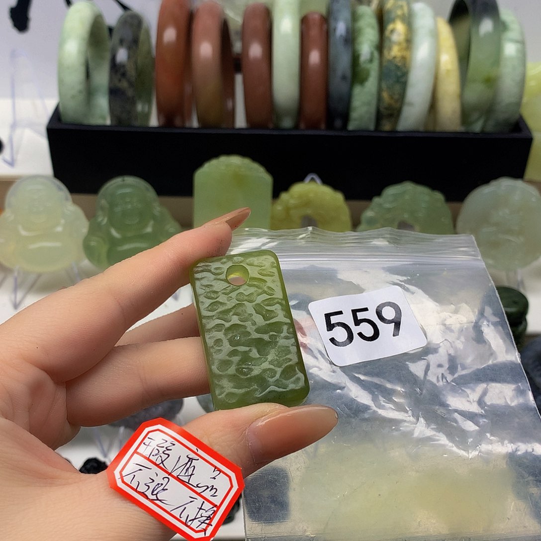 蛇纹石玉颈饰未镶嵌