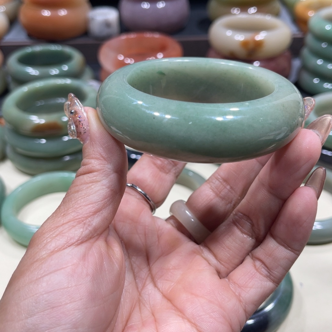 未镶嵌手镯石英岩玉