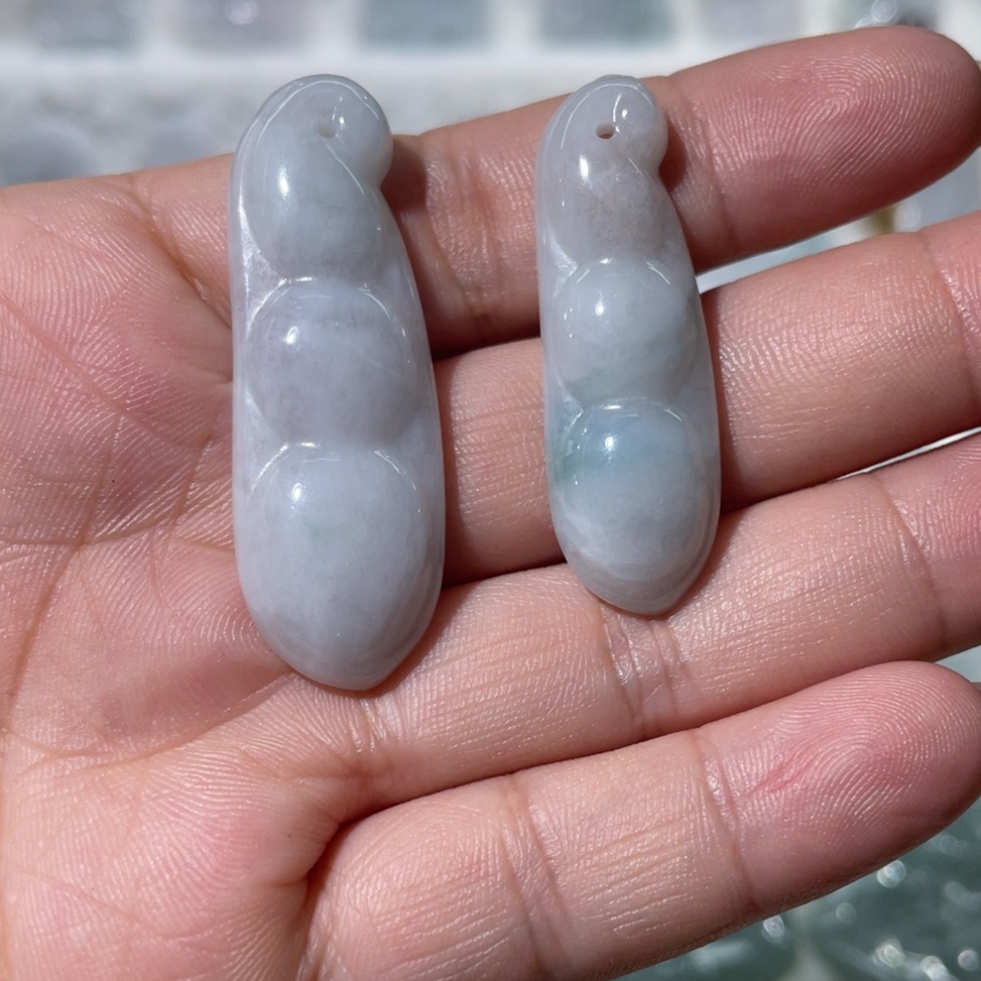 翡翠未镶嵌颈饰福豆一对