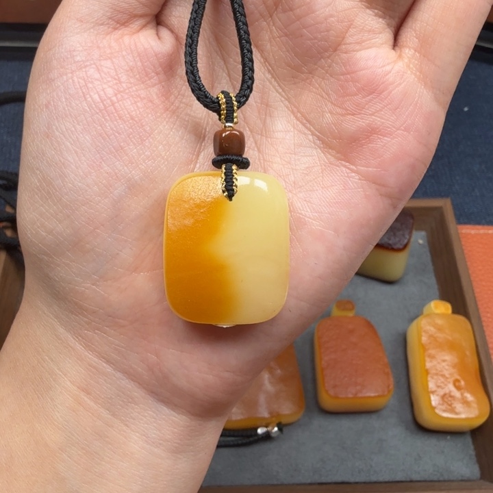 蜜蜡未镶嵌吊坠(赠链)