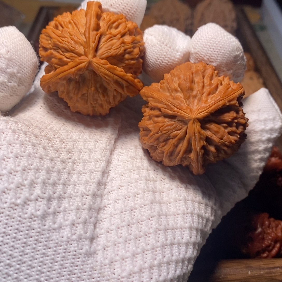 文玩核桃吊坠白狮子正奔