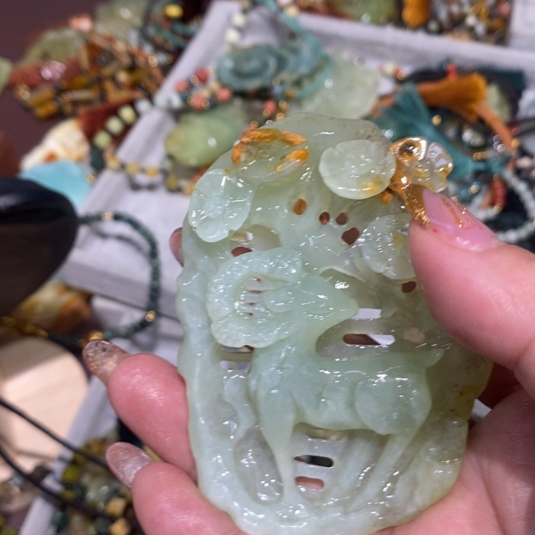 蛇纹石玉颈饰未镶嵌