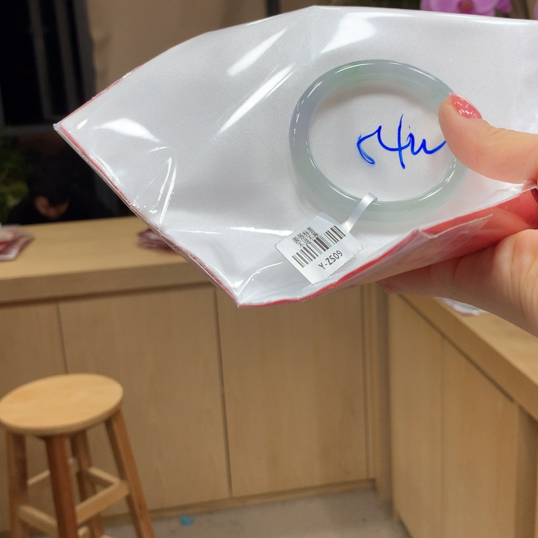 翡翠手镯未镶嵌不退不换