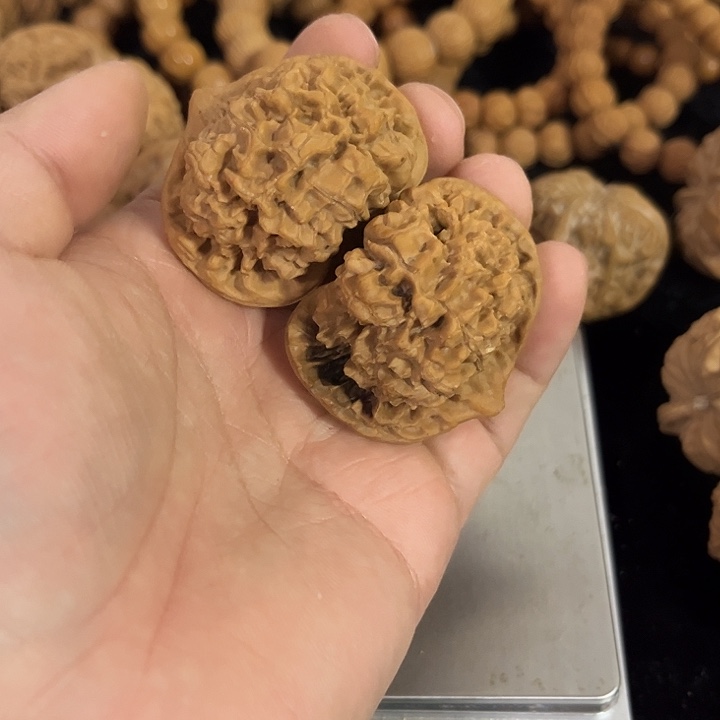 把件文玩核桃44左右微微瑕夹板官帽，编号040