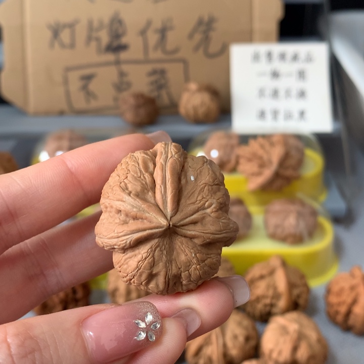 貘***牛吊坠文玩核桃异形单只，有瑕疵
