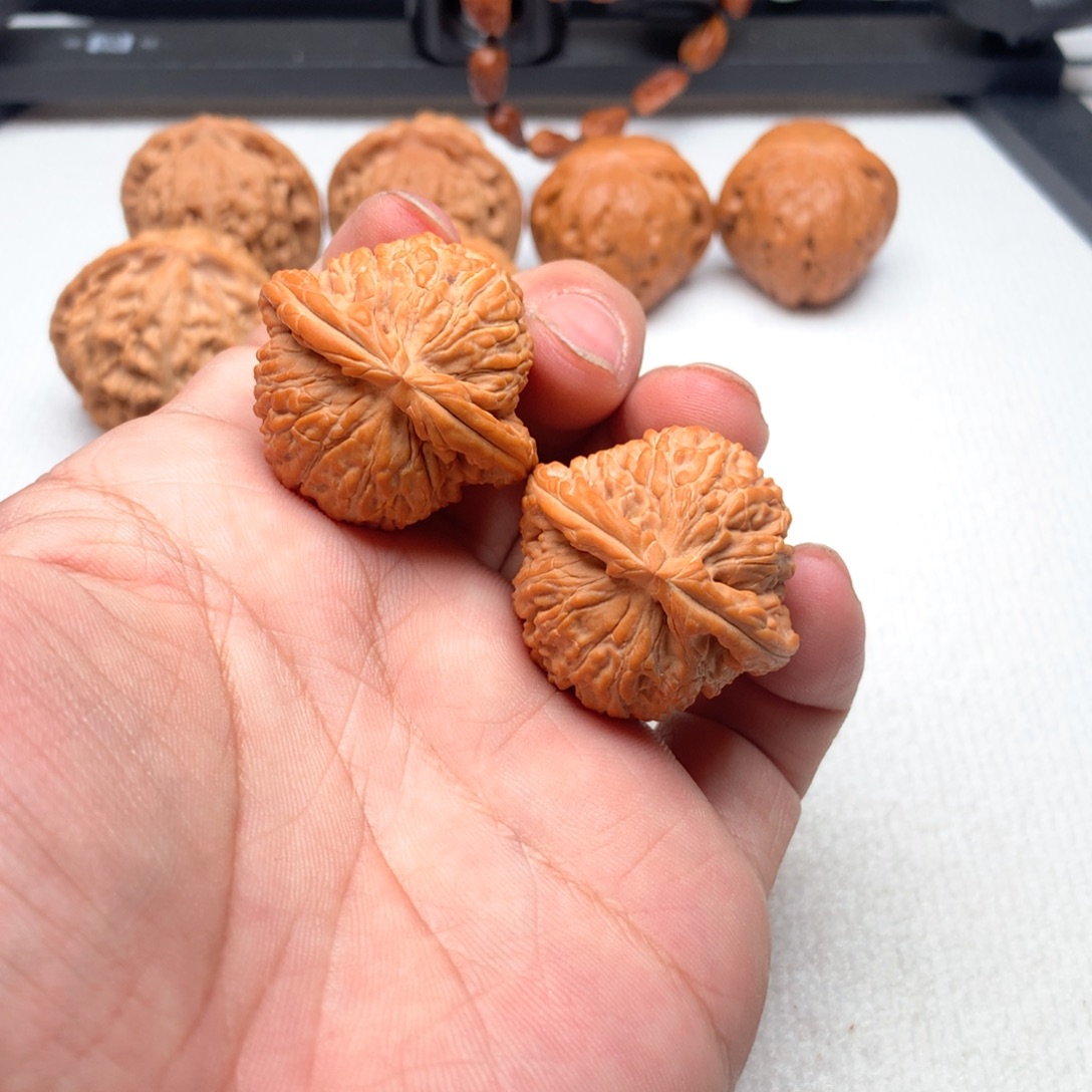 屮***䂖桃核把件34尺全品白狮子