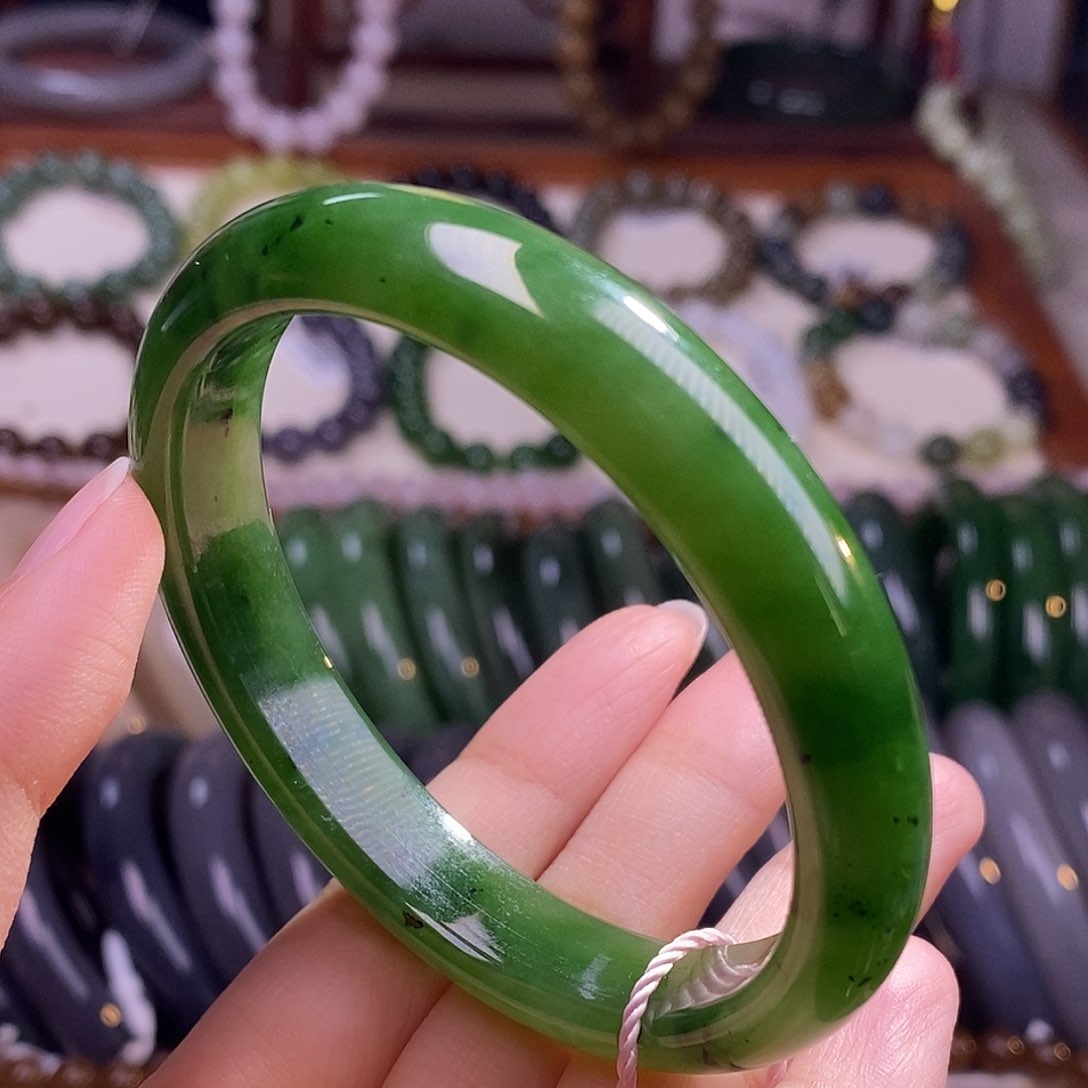 颈饰未镶嵌和田玉毕业级57碧玉辣阳绿手镯孤品