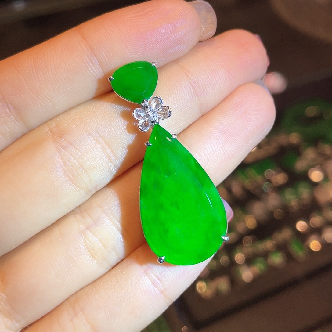 翡翠颈饰18K金镶嵌无事牌挂坠