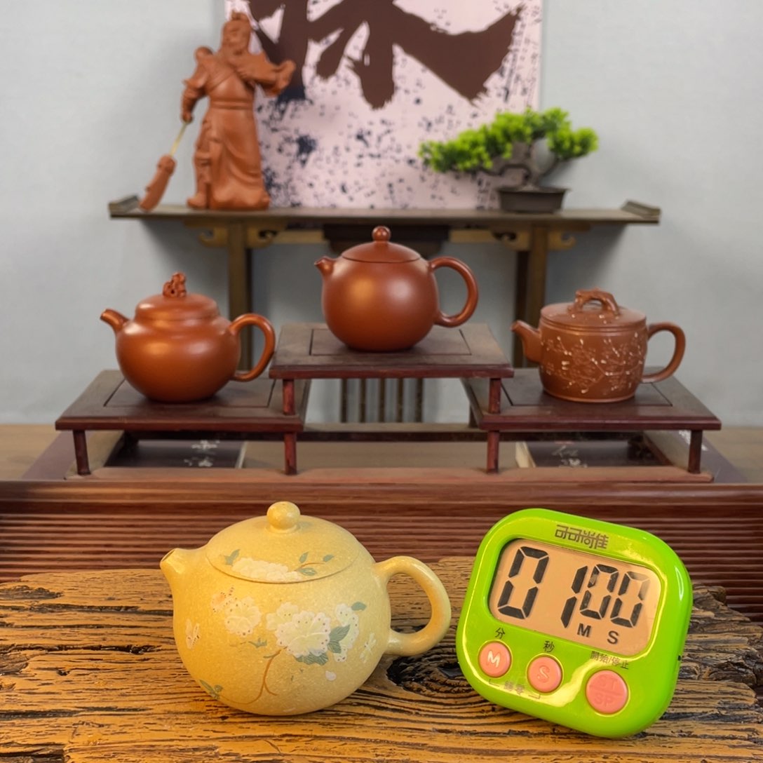 紫砂茶壶回*㐅宜兴一位年轻女孩用