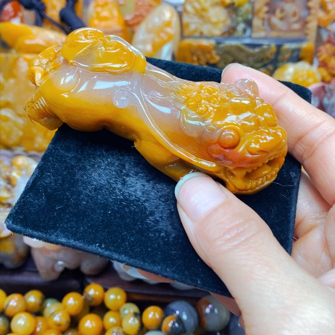 未镶嵌石英质玉（黄龙玉）颈饰