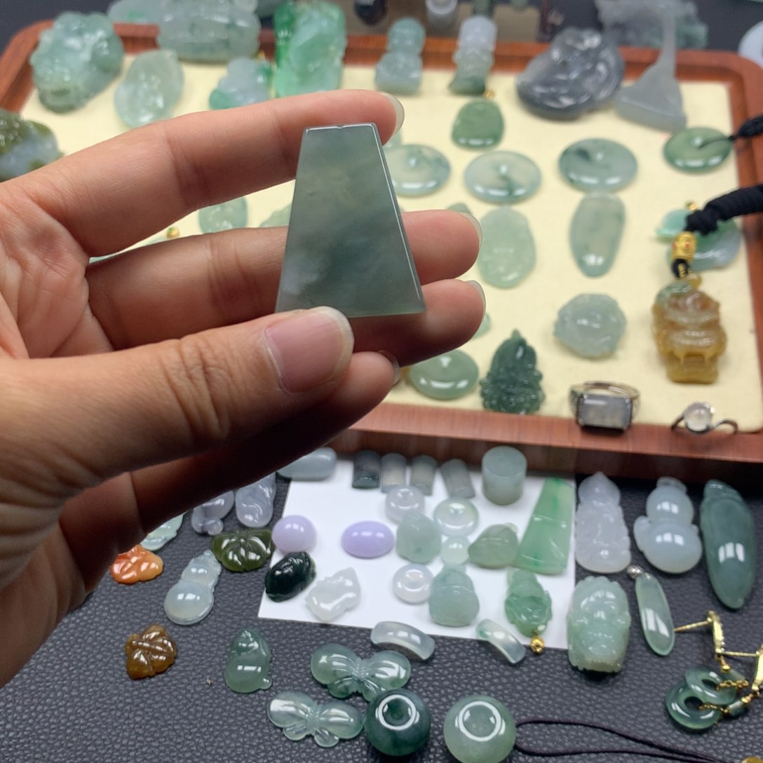 翡翠颈饰未镶嵌无事牌