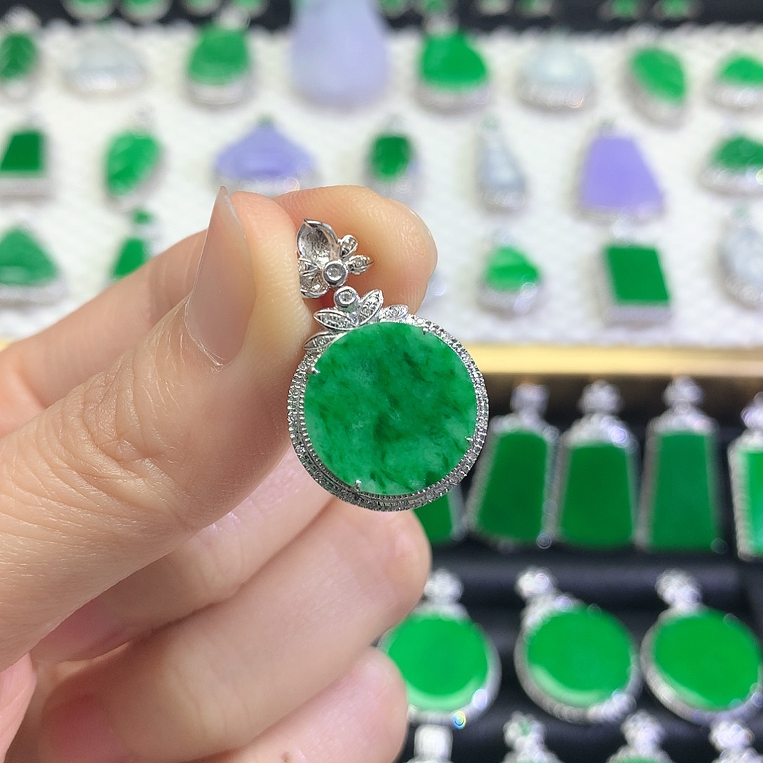 颈饰18K金镶嵌翡翠吊坠