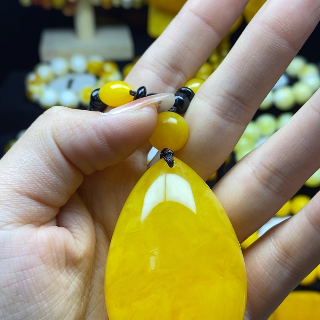 青***志鸡油黄飘花大号水滴一件