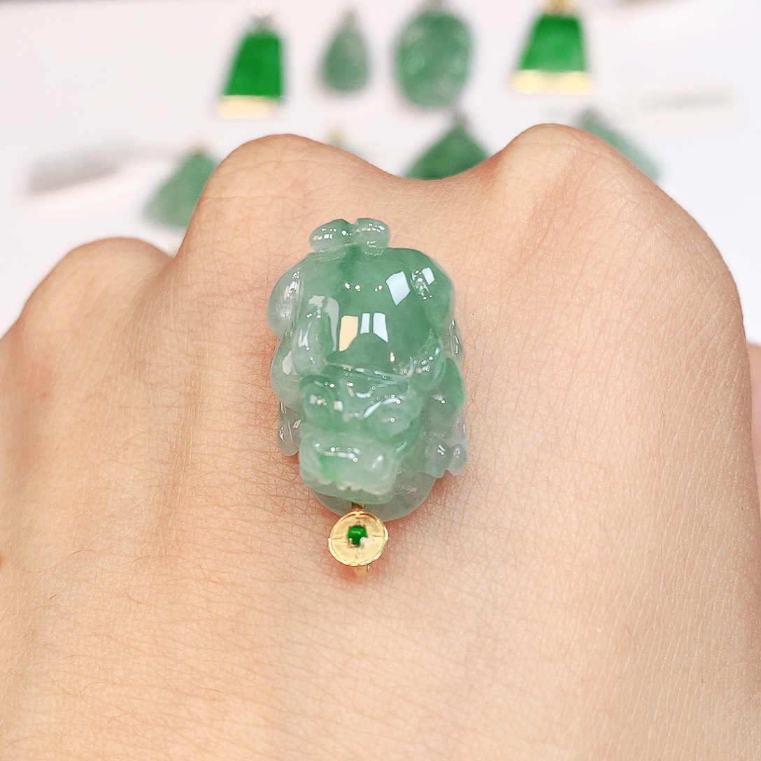 翡翠18K金镶嵌颈饰