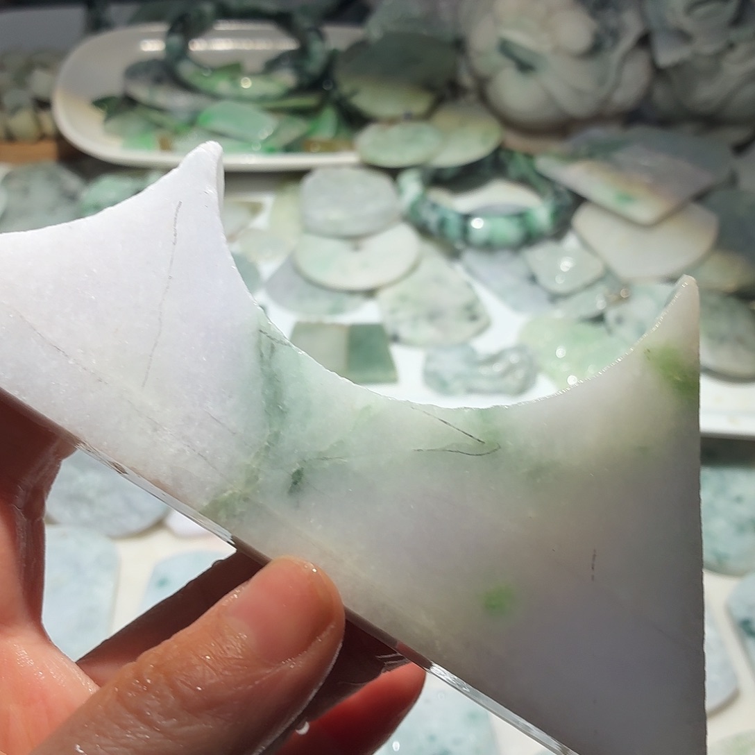 翡翠未镶嵌颈饰边角料