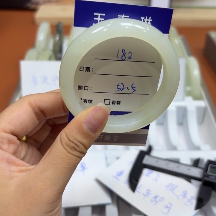 未镶嵌岫玉手镯天然