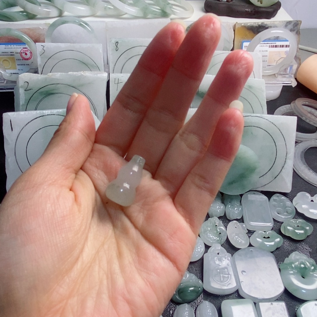 石英质玉吊坠未镶嵌