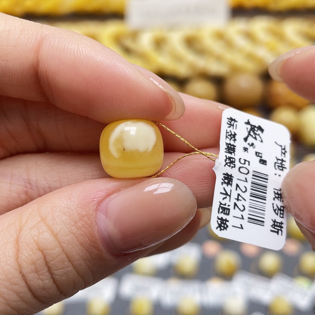 琥珀裸石未镶嵌蜜蜡老型11.5*10.4mm瑕疵