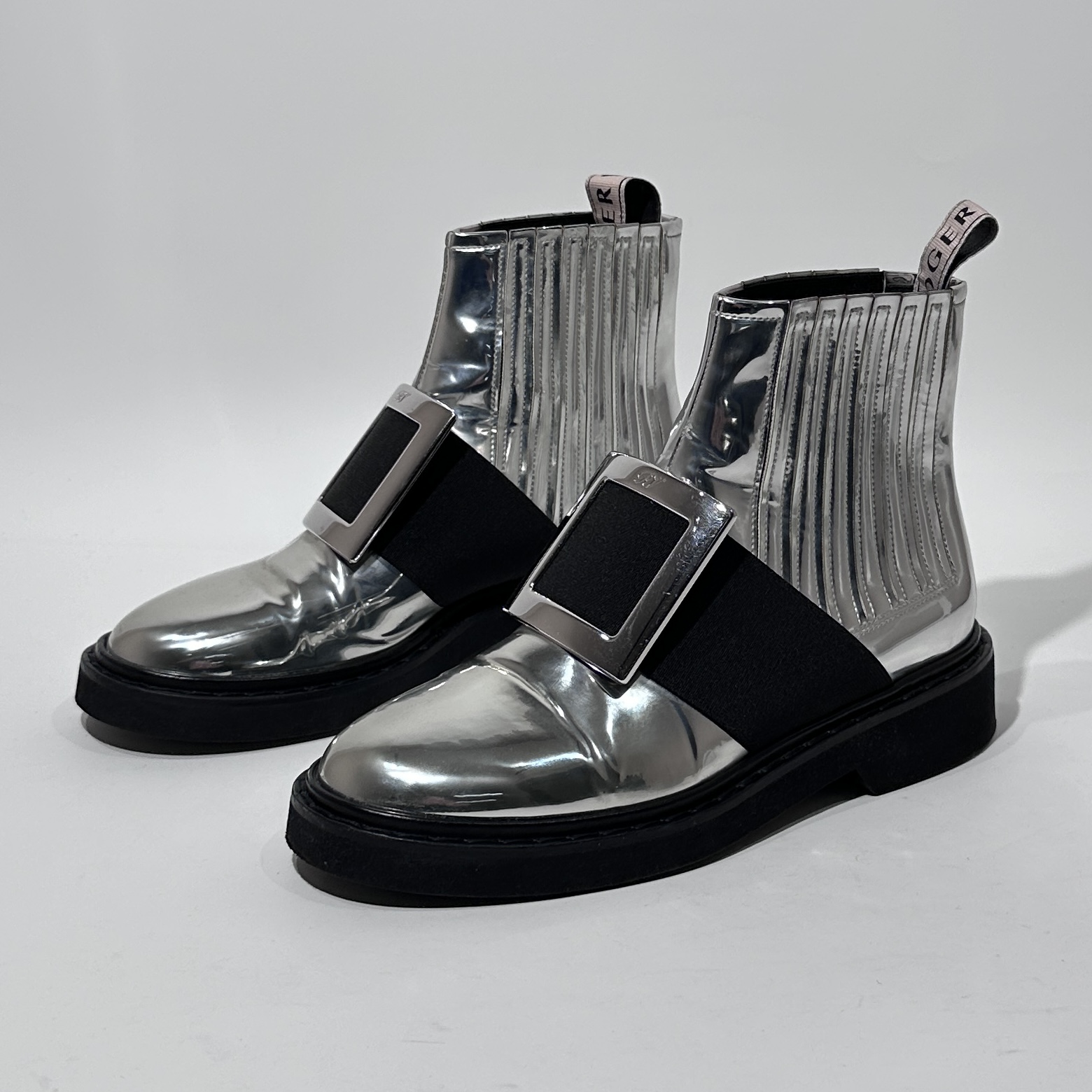 95新 Roger Vivier/罗杰·维威耶 35码 银色切尔西短靴/ML01672