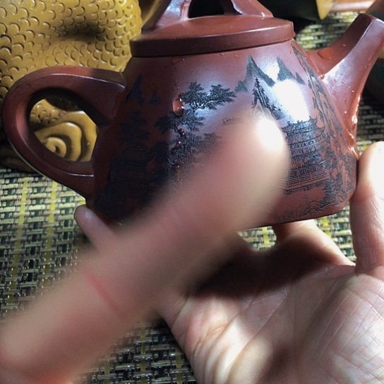 紫砂茶壶原矿泥料手工制作的紫砂壶。