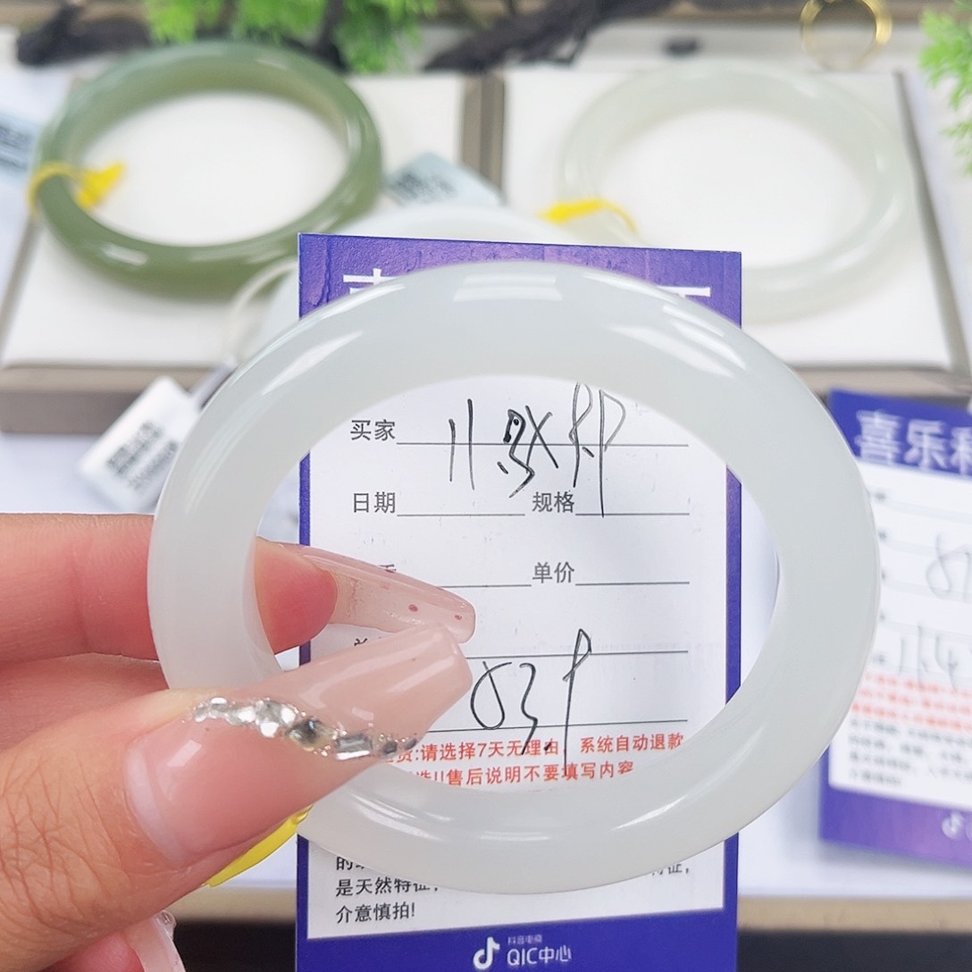 和田玉手镯未镶嵌大**?