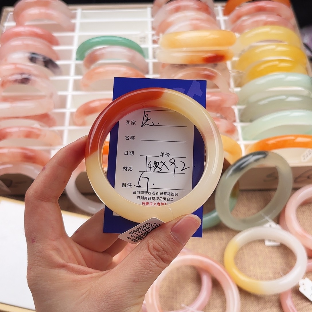 愿***见石英质玉未镶嵌手镯