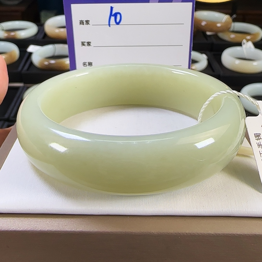 好***伴和田玉未镶嵌手镯