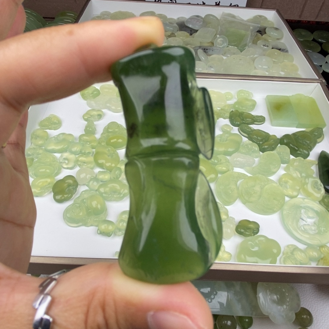 蛇纹石玉未镶嵌颈饰