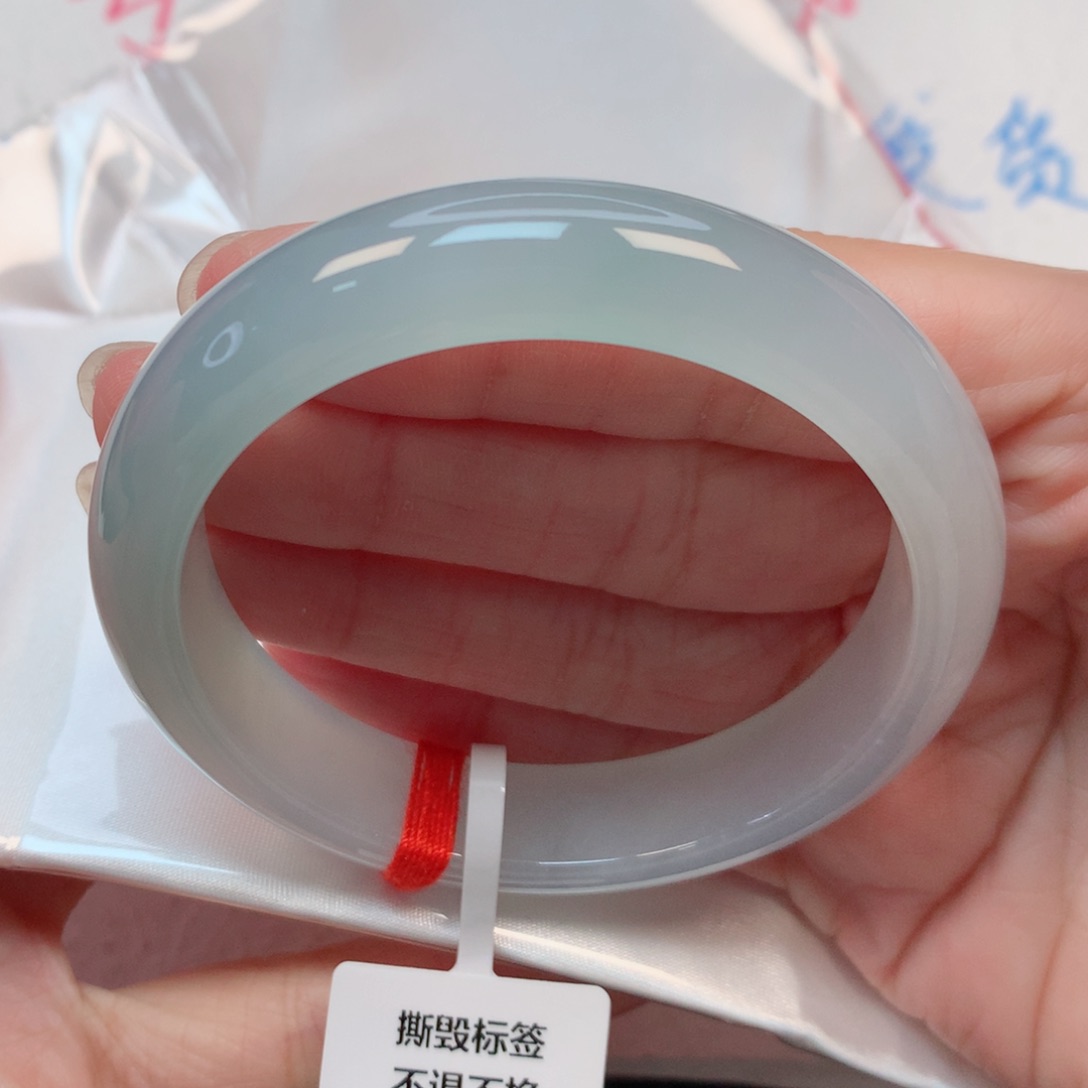 翡翠手镯未镶嵌56圈 淡蓝底 无包容 强推