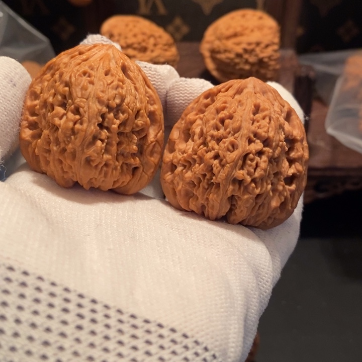 文玩核桃把件红**枫南疆石