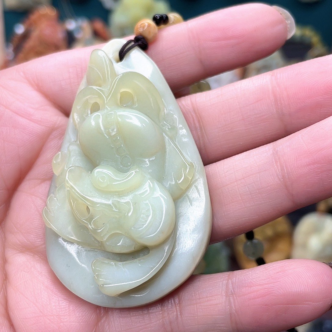 蛇纹石玉颈饰未镶嵌