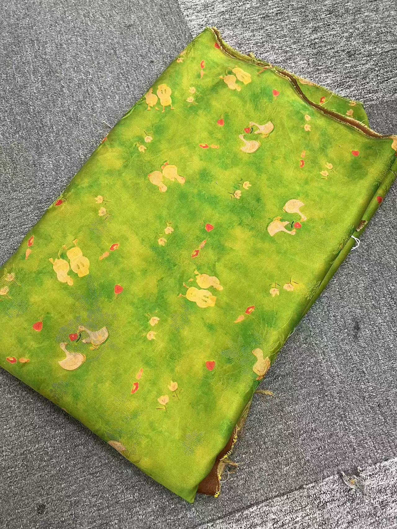 【小黄鸭】110门幅26姆米花萝红云纱（裁剪不退换