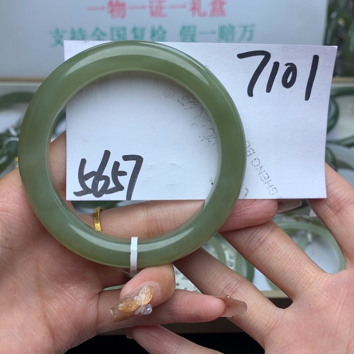 和田玉手镯未镶嵌