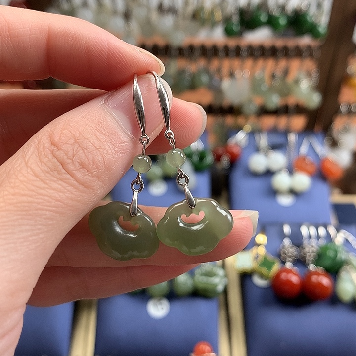 和田玉银S925镶嵌耳饰如意锁晴水绿