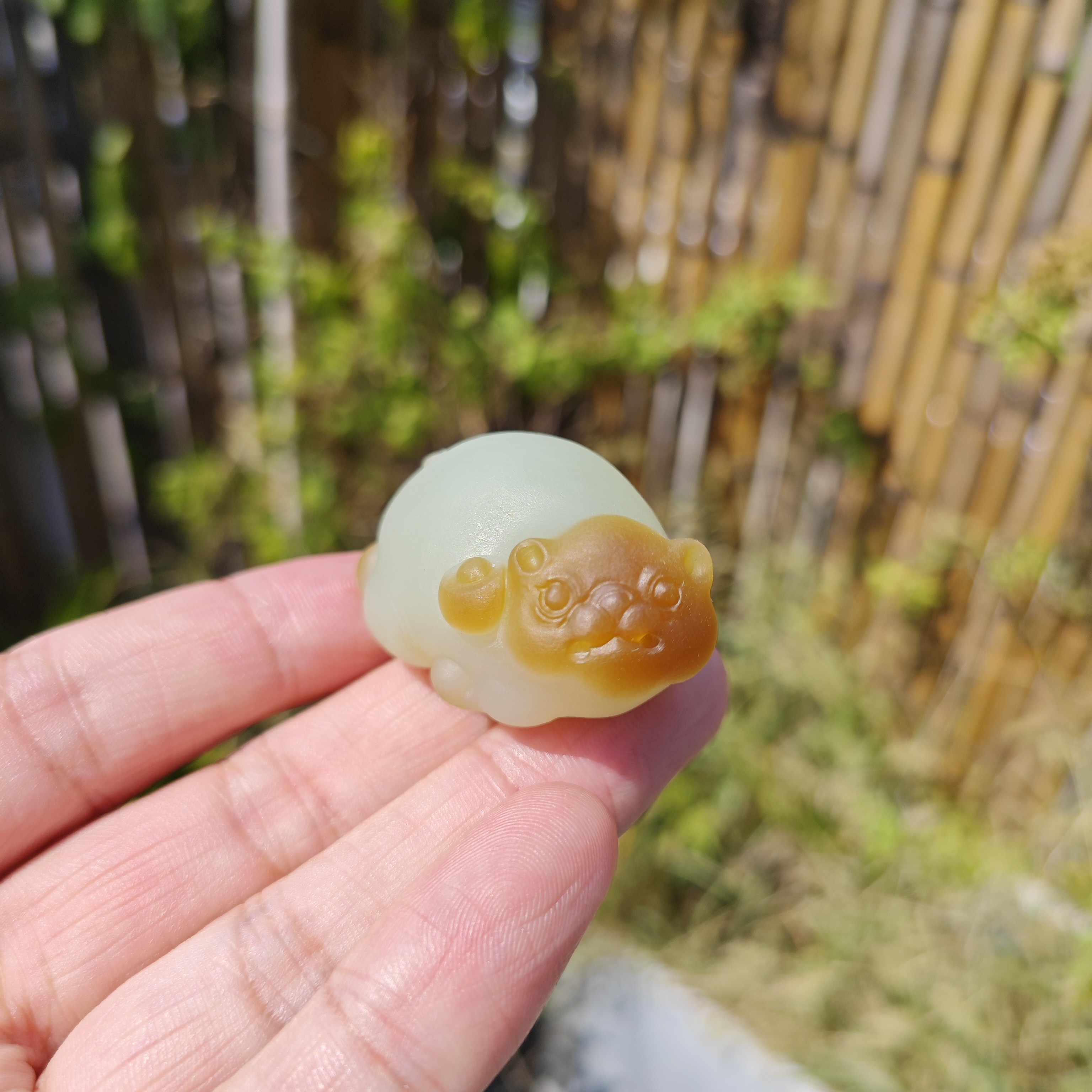 天然新疆和田玉且末金山糖白俏色熊 苏工精雕时尚气质精致吊坠