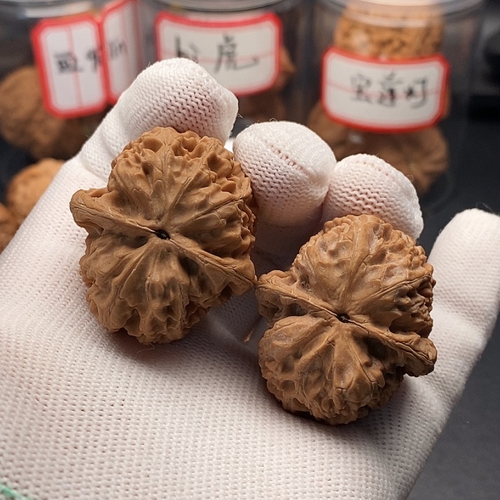 文玩核桃把件容天