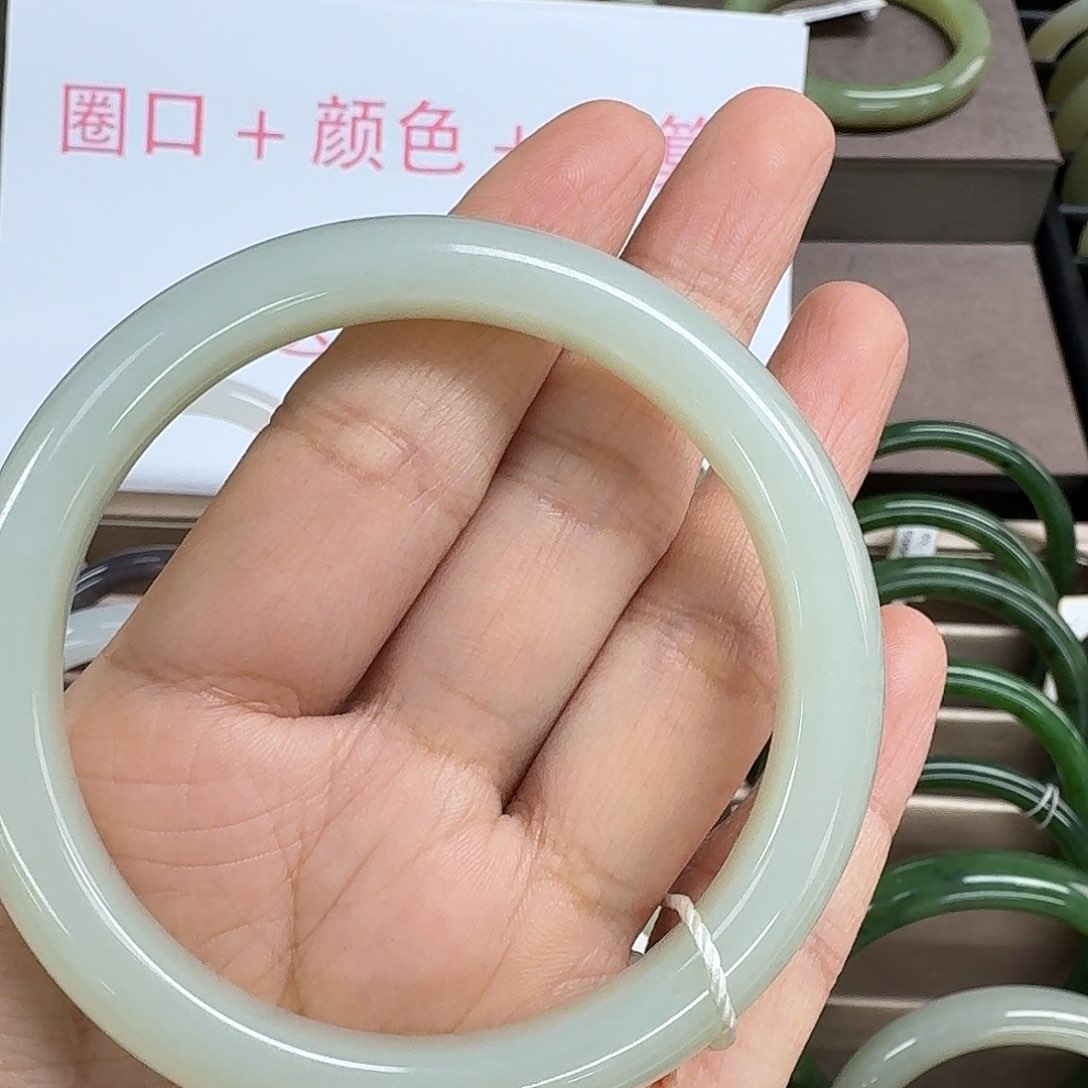 和田玉手镯未镶嵌燃**月