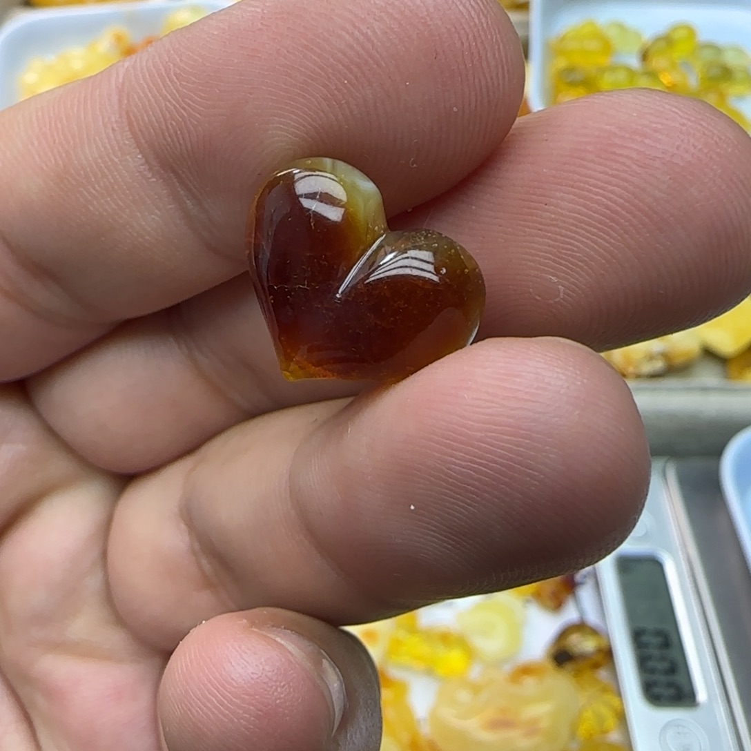 琥珀未镶嵌裸石0.99克有瑕