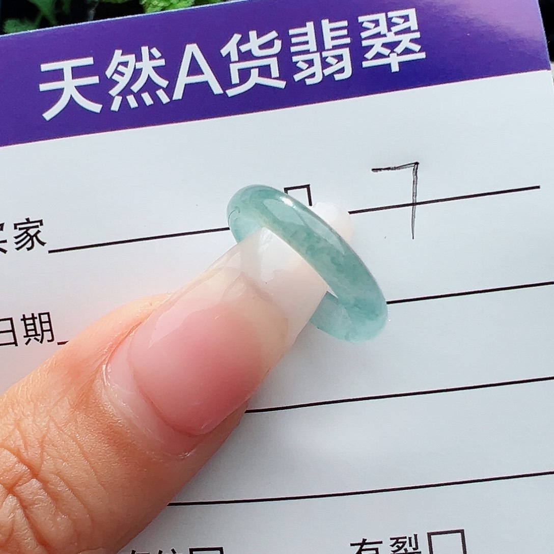 翡翠未镶嵌戒指是***陆天然