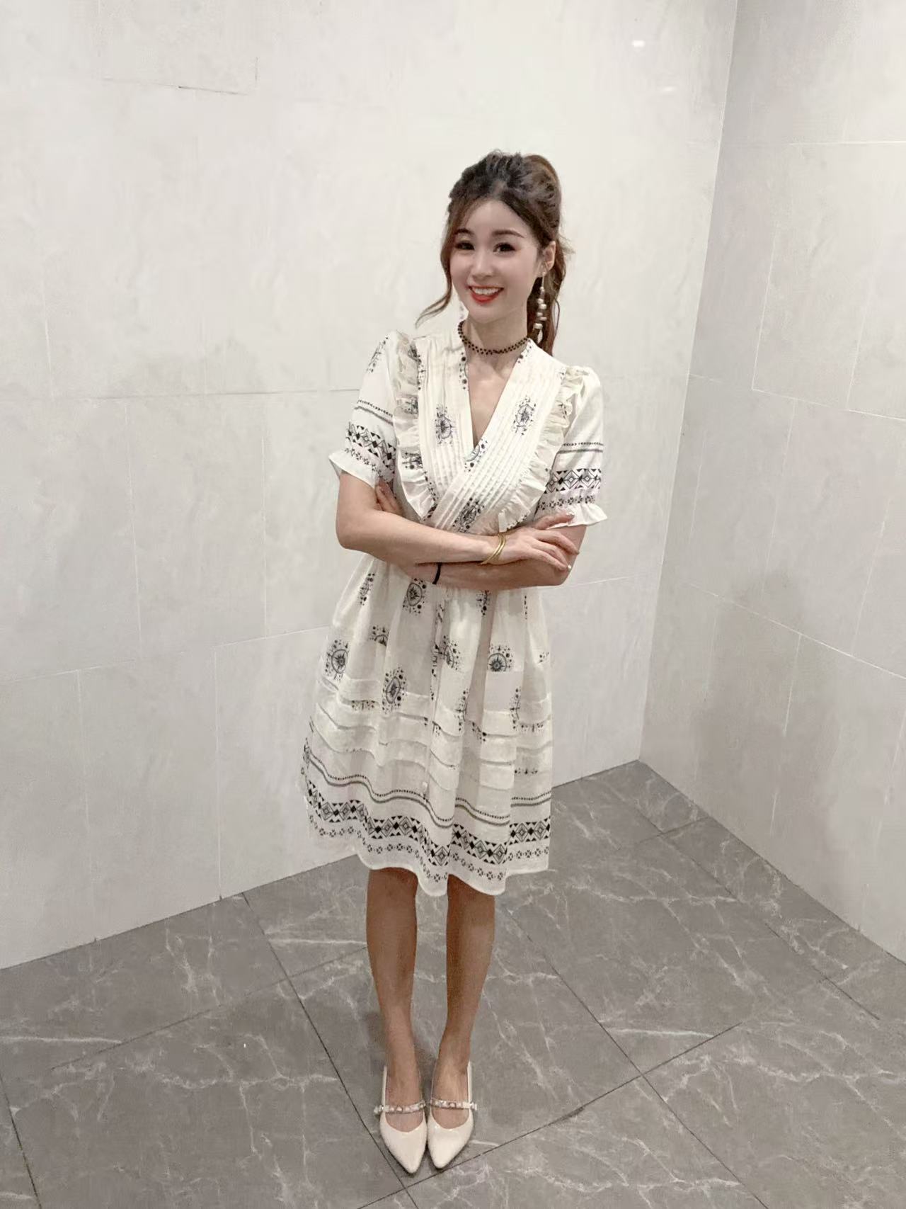 夏季新款镂空白色蕾丝拼接V领收腰短款连衣裙（85CM）