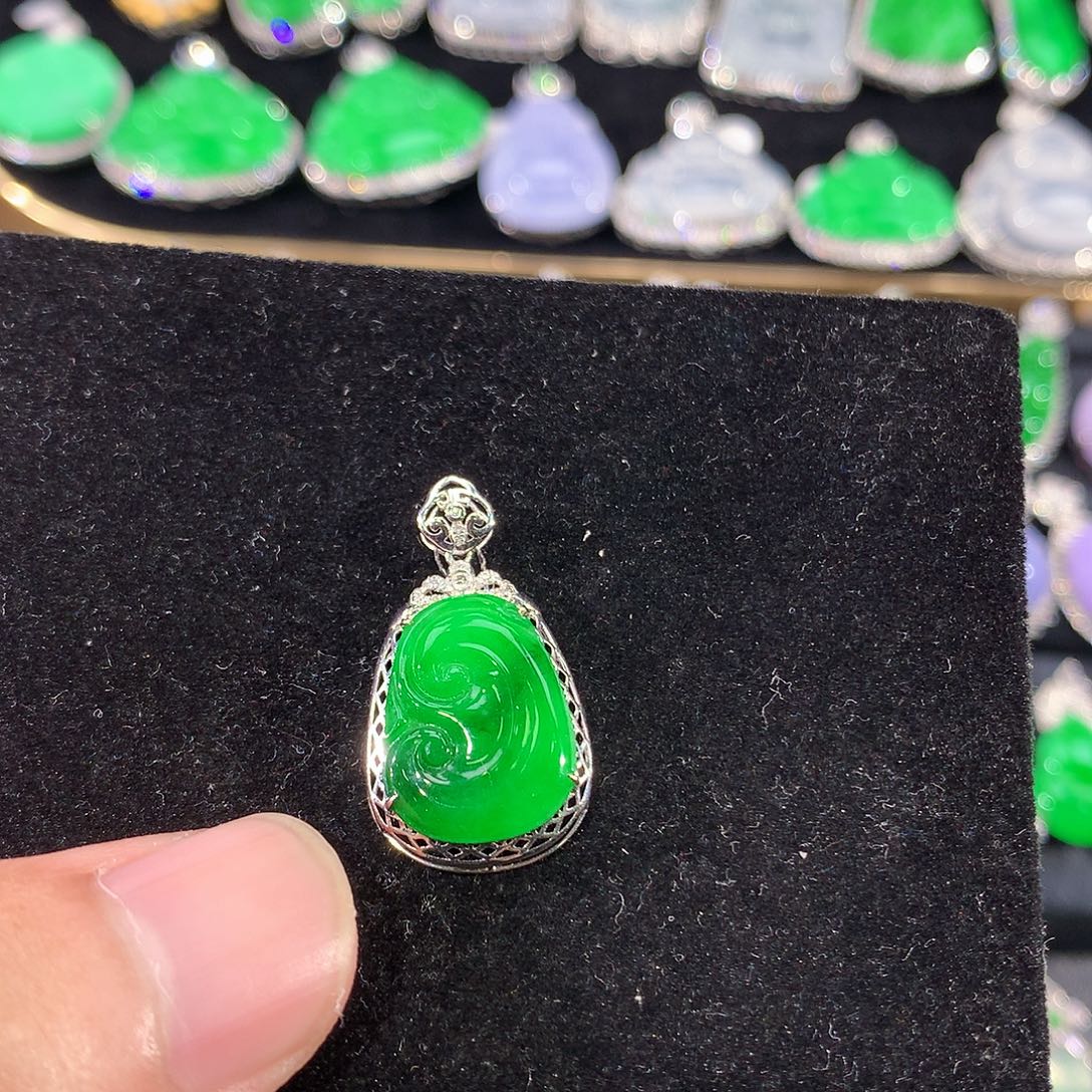 翡翠18K金镶嵌颈饰