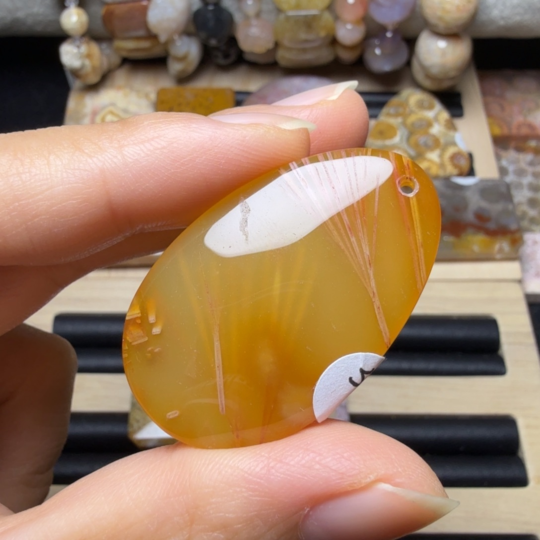 石英质玉未镶嵌开花的糖红发丝