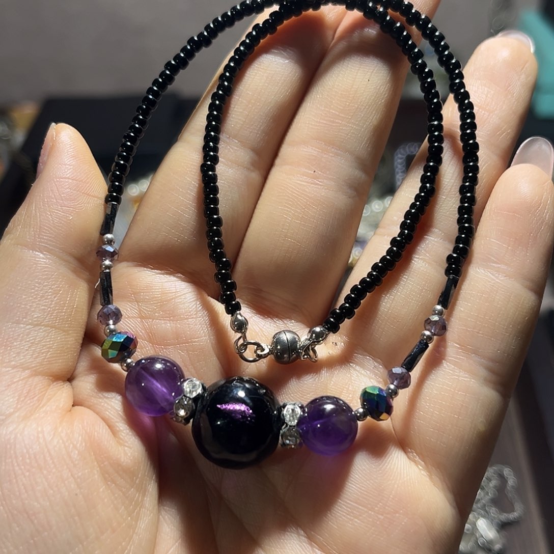 今***几两条不同材质的项链