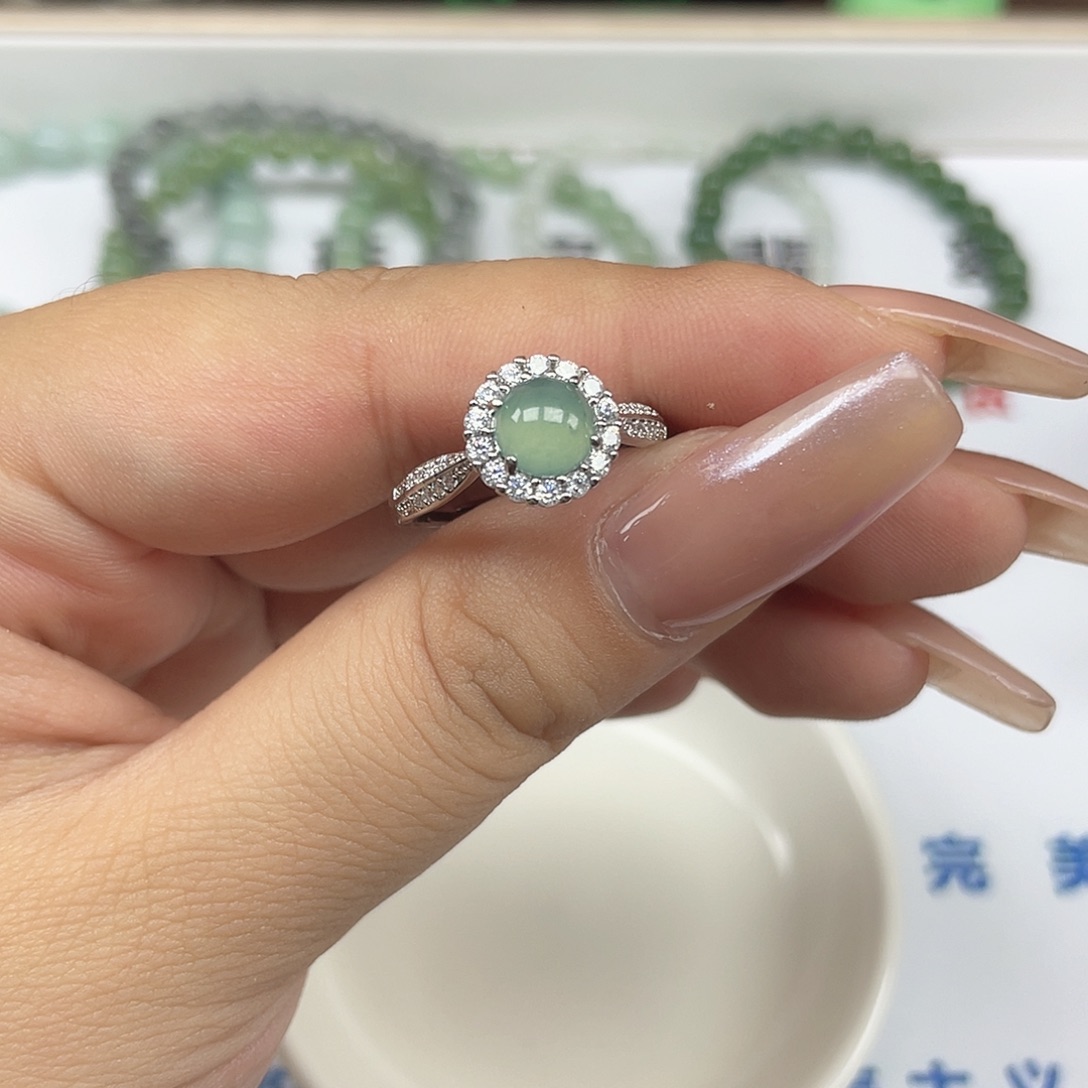 翡翠散珠银镶戒指1个