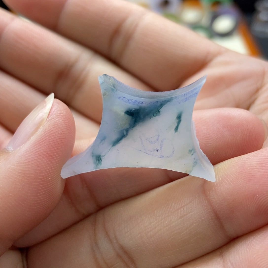定制翡翠翡翠有纹裂未镶嵌