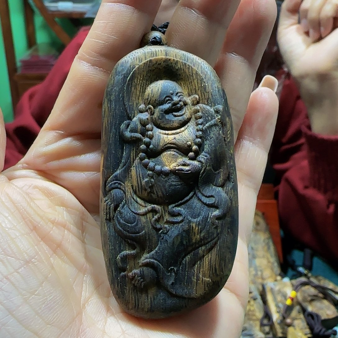 沉香吊坠海南白奇乌身老料雕刻佛公带绳19克