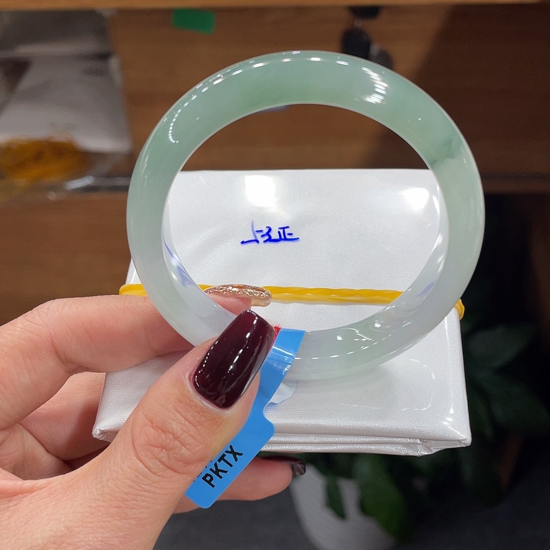 翡翠手镯未镶嵌天然翡翠